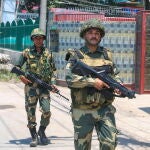 Dos soldados en la India