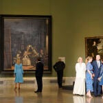 A la izquierda, Brigitte y Emmanuel Macron observan "Las Meninas" de Velázquez