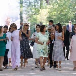 La reina Letizia, la mujer del presidente del Gobierno, Begoña Gómez, la primera dama de Malta, Lydia Bela y la primera dama turca, Emine Erdogan pasean por los jardines durante los actos culturales para los acompañantes de los mandatarios que asisten a la cumbre de la OTAN en la Granja de San Idelfonso, Segovia, este miércoles. EFE/ Ballesteros