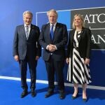 Boris Johnson, flanqueado por la primera ministra sueca, Magdalena Andersson, y el el presidente finlandés, Sauli Niinistö