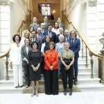 La fiscal general del Estado, Dolores Delgado, posa con los vocales electivos del Consejo Fiscal saliente y el entrante.