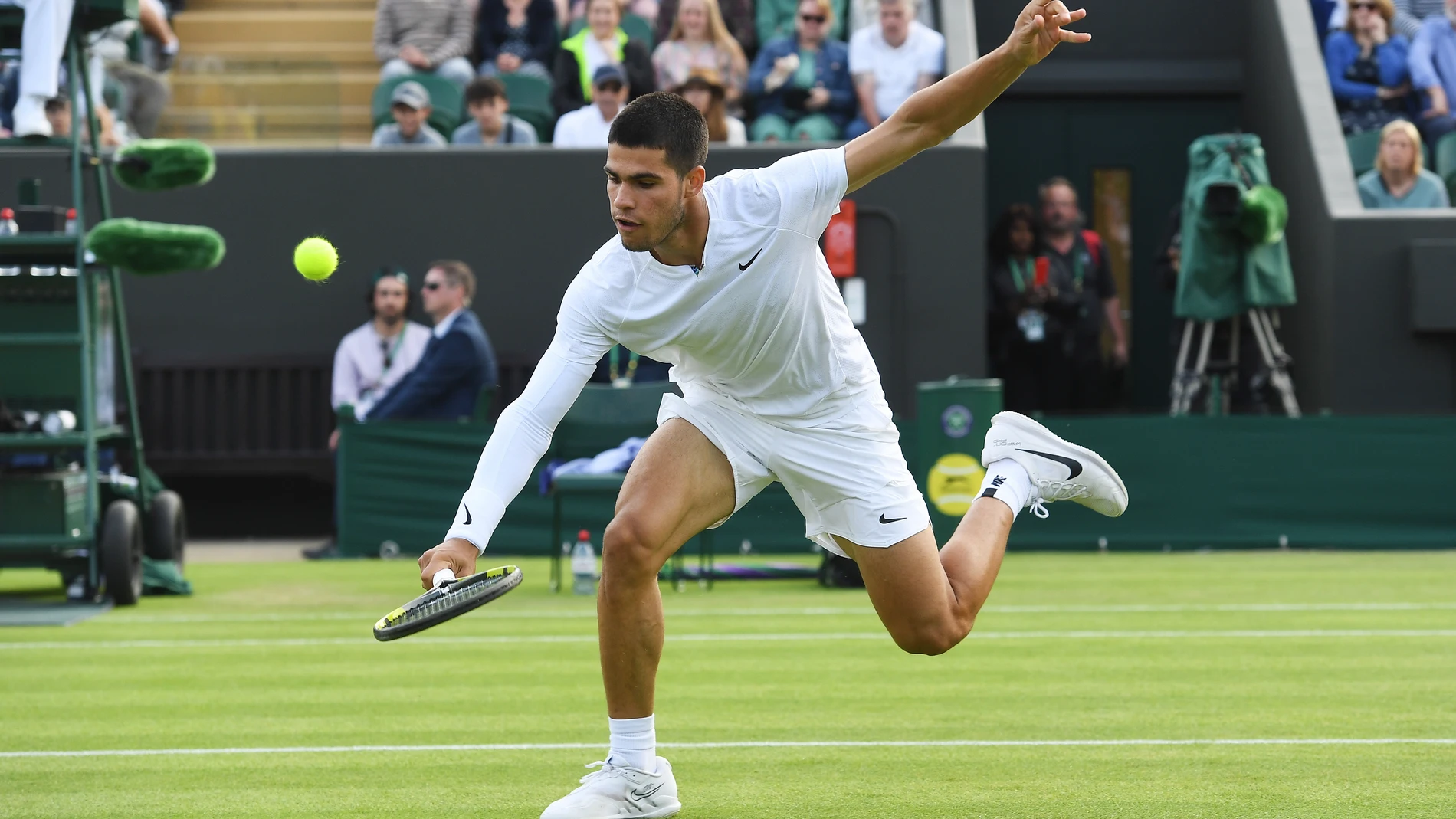 Alcaraz finaliza en la red una jugada ante Griekspoor en la segunda ronda de Wimbledon