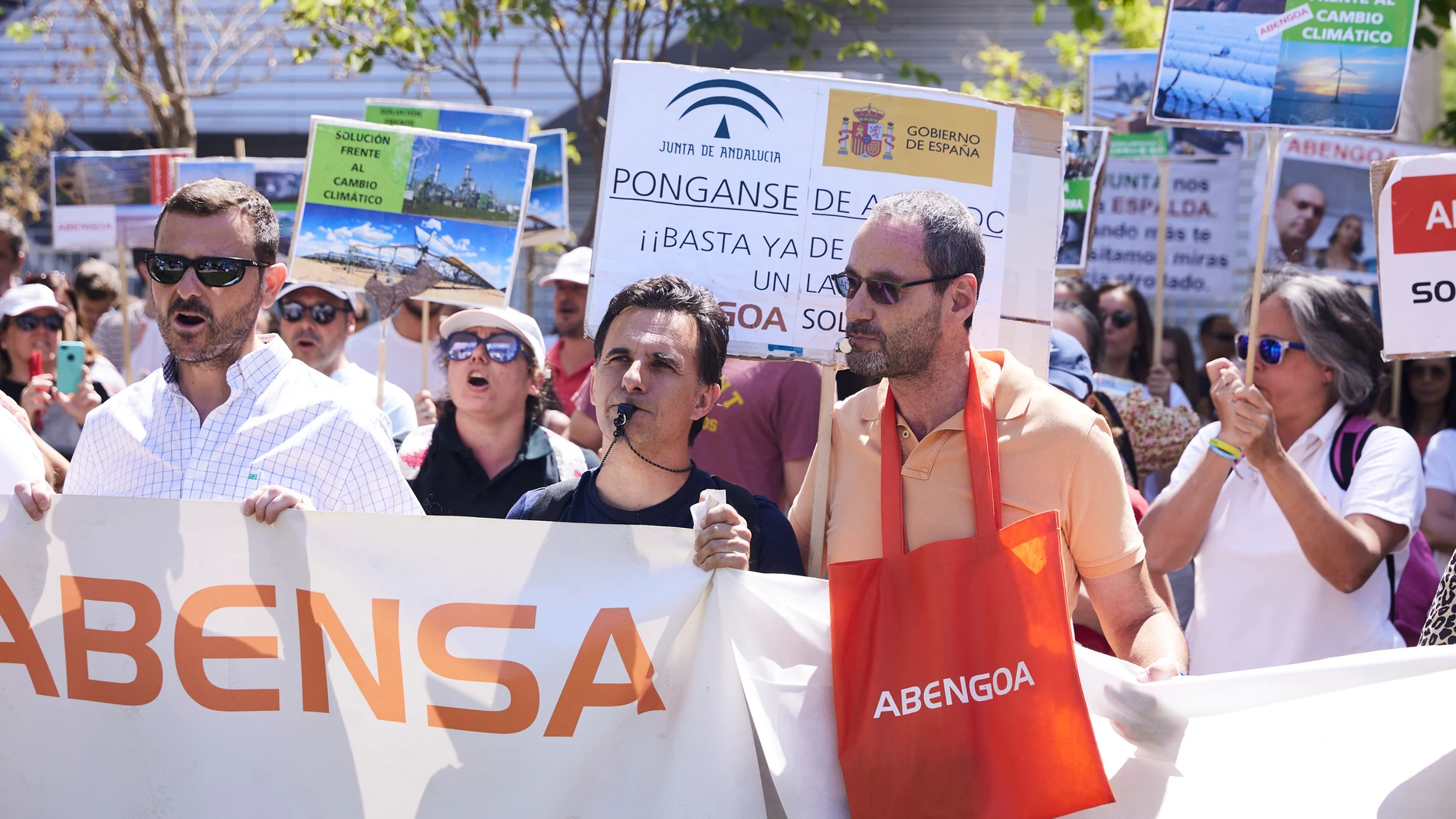 Concentración de los trabajadores de Abengoa en la Consejería de Economía