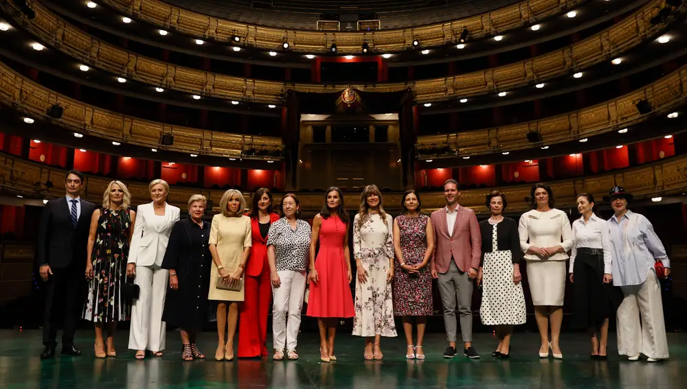 La reina Letizia, la mujer del presidente del Gobierno, Begoña Gómez, la mujer del secretario general de la OTAN, Ingrid Schulerud, la primera dama estadounidense, Jill Biden, entre otras, durante su visita al Teatro Real de Madrid.