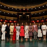 La reina Letizia, la mujer del presidente del Gobierno, Begoña Gómez, la mujer del secretario general de la OTAN, Ingrid Schulerud, la primera dama estadounidense, Jill Biden, entre otras, durante su visita al Teatro Real de Madrid.