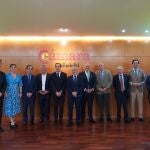 Víctor Caramanzana, tras ser elegido con su equipo y con las autoridades que han participado en el acto