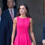 La Reina Letizia a su llegada al Teatro Real para recibir a los acompañantes de los participantes en la cumbre de la OTAN.