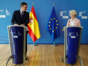 El presidente del Gobierno, Pedro S&aacute;nchez, con Ursula von der Leyen