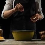 Los expertos aconsejan añadir una pizca de sal cuando la receta ya está en la mesa y no durante su elaboración