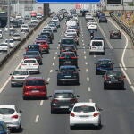 Tráfico por la autopista A-49 en su tramo de salida de Sevilla hacia Huelva