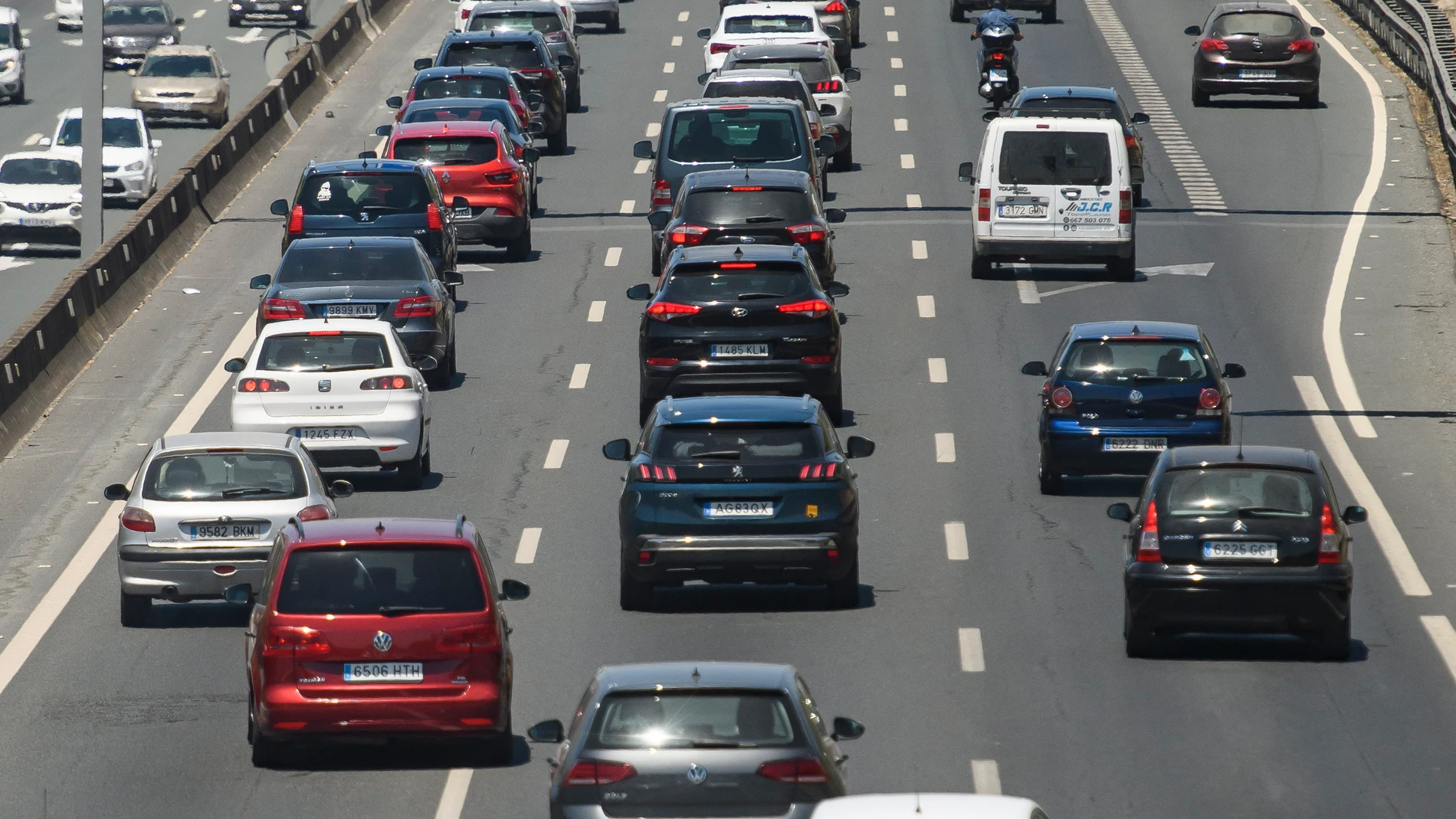 Tráfico por la autopista A-49 en su tramo de salida de Sevilla hacia Huelva