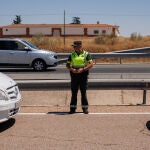 Un agente de la Guardia Civil durante un control de la Guardia Civil en la autovía A-5