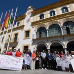 Un centenar de personas han guardado hoy un minuto de silencio por la víctima en Dos Hermanas