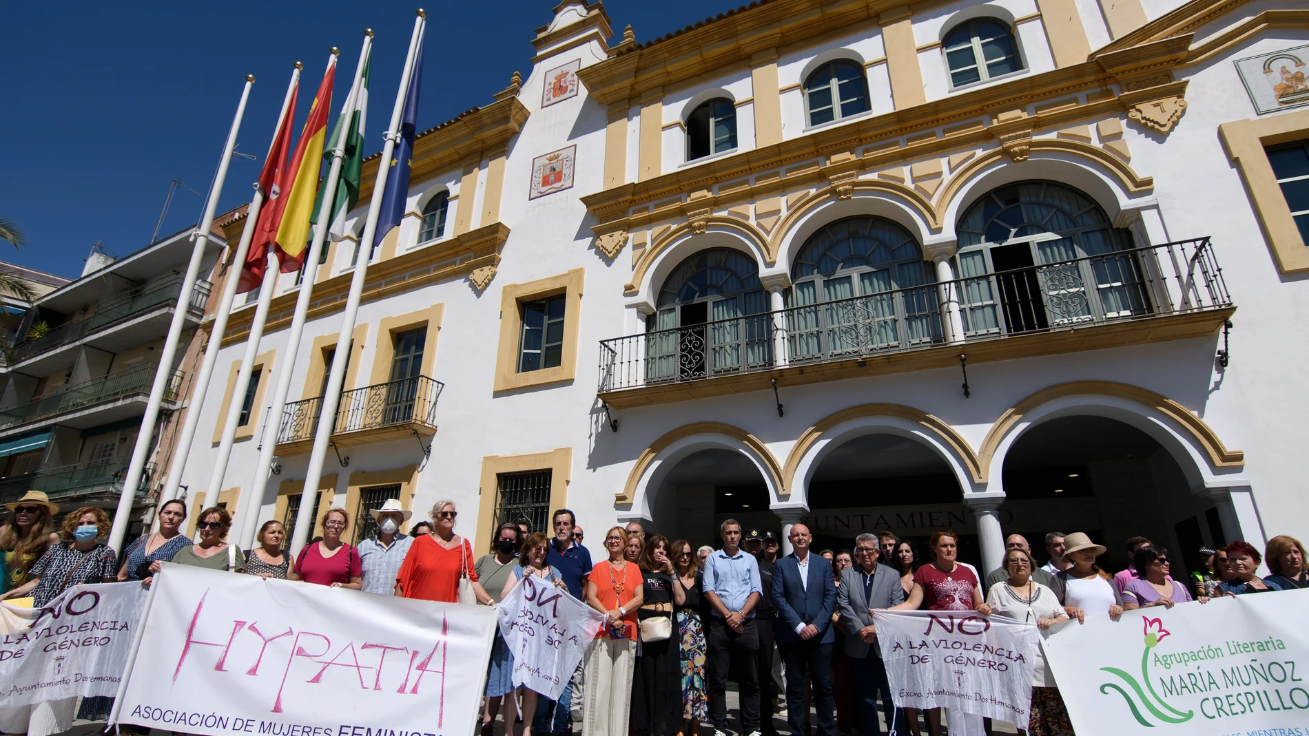 Un centenar de personas han guardado hoy un minuto de silencio por la víctima en Dos Hermanas