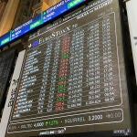 Pantallas que muestran la evolución del IBEX 35 tras la apertura de la Bolsa de Madrid