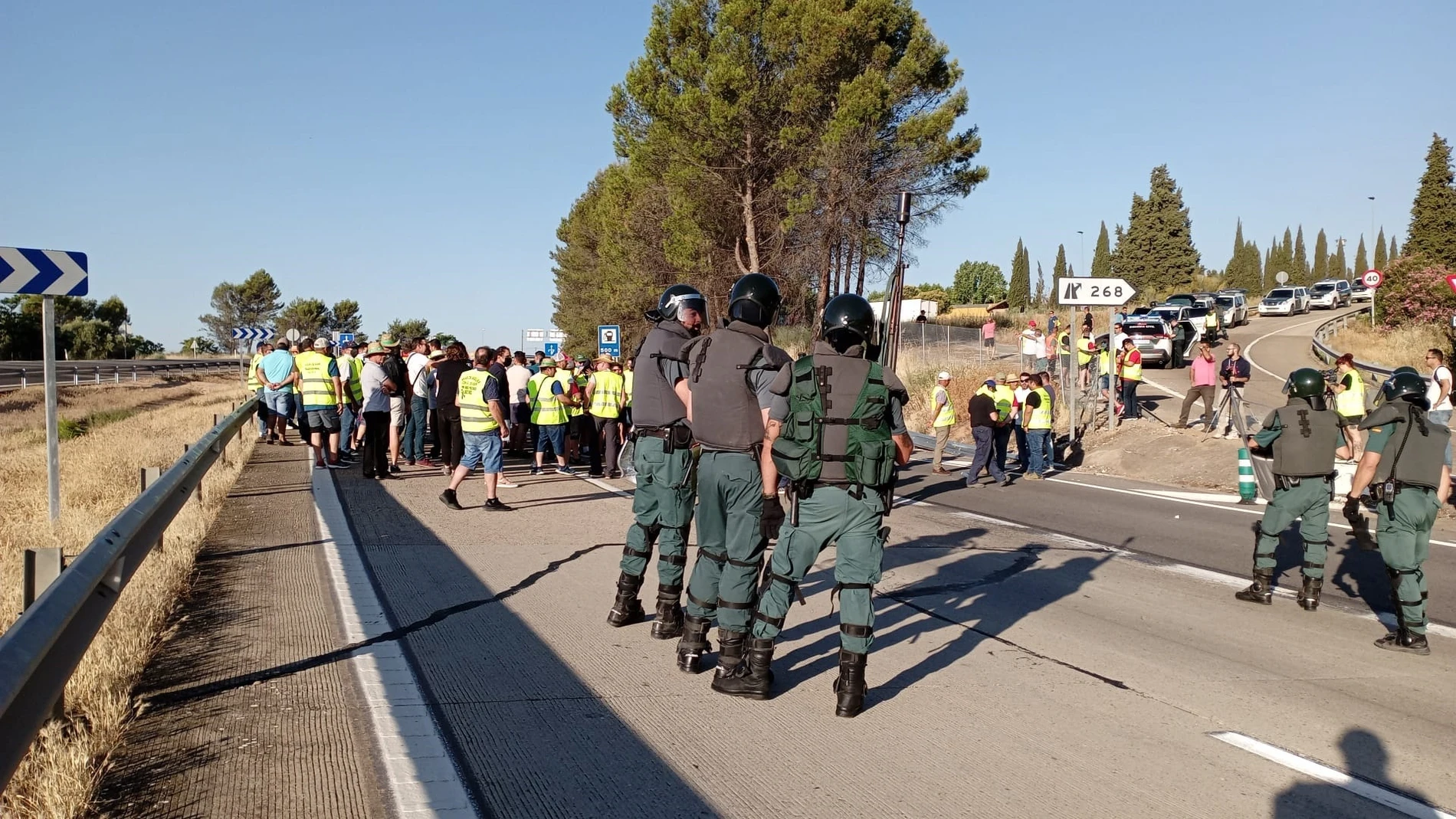 Olivareros cortaron ayer durante un hora la A-4 en Navas de Tolosa para protestar por la subida de los costes de producción