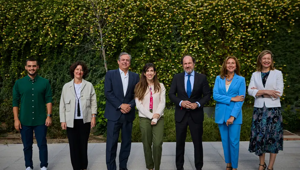 Foto de familia de los ponentes del Foro de Sostenibilidad, junto al viceconsejero de Medio Ambiente y Agricultura de la Comunidad de Madrid, Mariano González