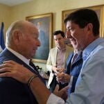 Juan Marín, saluda a Álvaro Domecq en la Real Escuela de Arte Ecuestre, en Jerez de la Frontera, este viernes