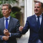 El presidente del PP, Alberto Núñez Feijóo y Carlos Iturgáiz antes de presidir la reunión de la Junta Directiva del partido en el País Vasco