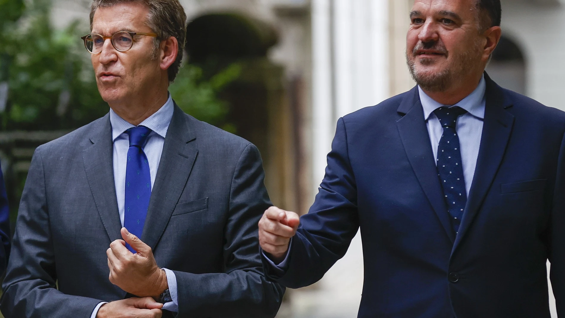 El presidente del PP, Alberto Núñez Feijóo y Carlos Iturgáiz antes de presidir la reunión de la Junta Directiva del partido en el País Vasco