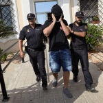 GRAFCVA6947. DÉNIA (ALICANTE), 01/07/2022.--La policia nacional traslada desde los calabozos de Denia (Alicante) a uno de los presuntos autores del robo de una importante cantidad de joyas y dinero en la casa de Ibiza del exfutbolista brasileño y presidente del Real Valladolid, Ronaldo Nazario de Lima.En el momento del asalto no había nadie en el interior y había signos de que la entrada a la villa hubiese sido forzada, según fuentes cercanas a la investigación que aseguraron a EFE que el futbolista Marco Verratti, jugador del Paris Saint-Germain, pasaba unos días en la residencia de Ronaldo junto a su familia.EFE/ Natxo Francés