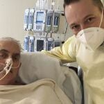 David Bennett (hijo) junto a su padre en la cama del Hospital de Baltimore (EE.UU.), cinco días después de que le trasplantaran el corazón de cerdo