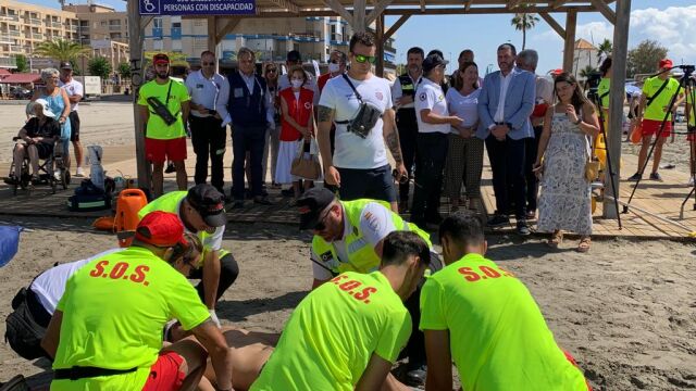 La presentación del Plan incluyó un simulacro de rescate en la playa pinatarense de Villananitos