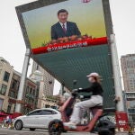 Un cartel con la cara del presidente Xi Jinping en una calle de Hong Kong