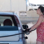 Una pasajera reposta en una gasolinera a la altura de Rivas (Madrid), durante la primera operación salida del verano de 2022, a 1 de julio de 2022