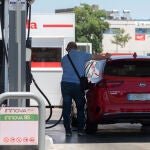 Un pasajero reposta en una gasolinera de Madrid
