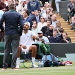 Kyrgios habla con uno de los jueces