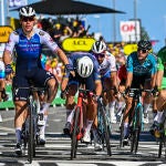 Fabio Jakobsen entra en meta celebrando su victoria ante la mirada de Wout Van Aert