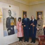 Gala y Salvador Dalí en el momento de entregar a los Reyes de España el cuadro "El ensueño del príncipe"