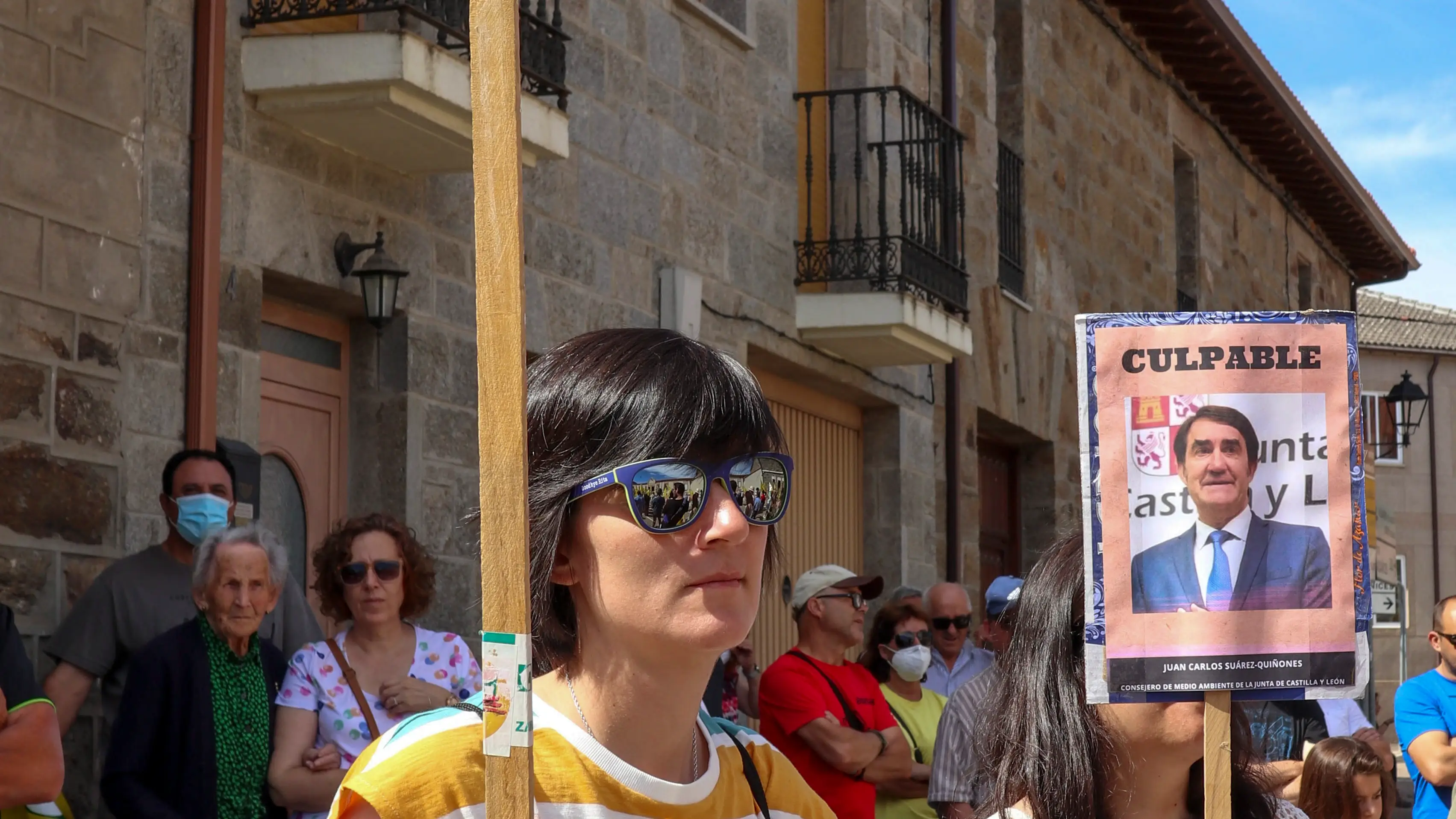 La organización agraria COAG Zamora se manifiesta en el municipio zamorano de Villardeciervos en la que reclama conocer la verdad del incendio de la Sierra de la Culebra