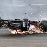 El halo evitó que la cabeza de Guanyu Zhou impactara contra el asfalto.
