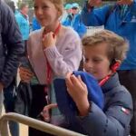 El piloto no dudo en quitarse la gorra y regalársela firmada
