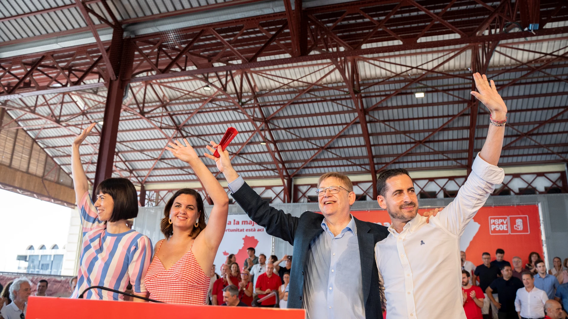 La ministra de Ciencia e Innovación, Diana Morant; la secretaria general del PSOE Valencia, Sandra Gómez; el presidente de la Generalitat valenciana, Ximo Puig; y el secretario General del PSPV-PSOE en la Provincia de Valencia, Carlos Fernández Bielsa; durante el acto con motivo del Día de la Rosa