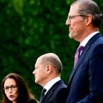 El canciller alemán, Olaf Scholz (C), Rainer Dulger (R), presidente de la asociación sindical alemana (BDA) y la presidneta de la federación de sindicatos (DGB), Yasmin Fahimi