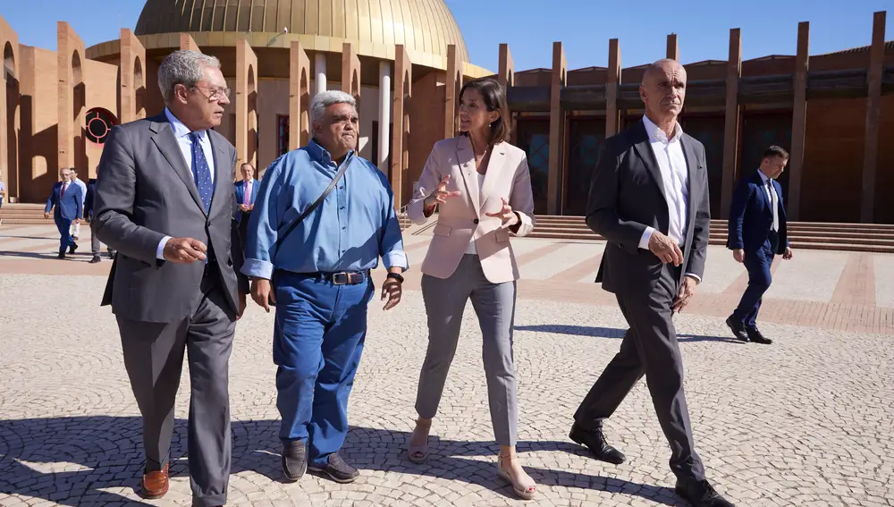 La ministra de Industria, Reyes Maroto, (2d) junto al Alcalde de Sevilla, Antonio Muñoz, (d) el consejero de Economía, Rogelio Velasco, (i) y el representantes de los trabajadores de Abengoa durante la reunión de la Junta de Andalucía y el Gobierno de España para abordar el futuro de la multinacional. Joaquín Corchero / Europa Press