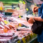 Imagen de una persona comprando en un mercado de Madrid