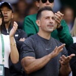 Costeen Hatz viendo un partido de Kyrgios en Wimbledon
