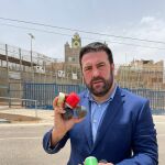 El diputado Jon Iñarritu recogiendo material en la valla de Melilla