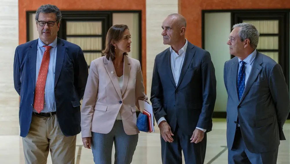 La ministra de Industria, Reyes Maroto (2i), representando al Gobierno central; el consejero de Economía, Rogelio Velasco(d), representando a la Junta de Andalucía; con la mediación del alcalde de Sevilla, Antonio Muñoz (2d), y el presidente de la filial Abenewco, Juan Pablo López -Bravo (i). EFE/Julio Muñoz