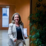 La vicepresidenta primera y ministra de Asuntos Económicos, Nadia Calviño, comparece después de su reunión con el Consejo Asesor de Economía, en la sede del Ministerio