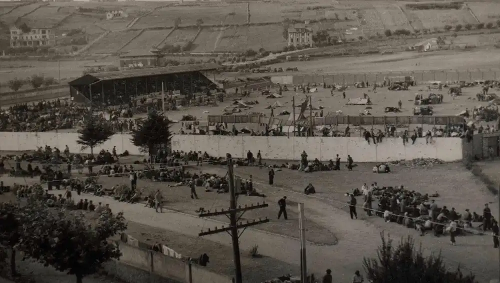 Imagen de los Campos de Sports de El Sardinero en Santander poco antes de que fueran evacuados todos los prisioneros