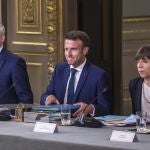 El presidente francés, Emmanuel Macron, en el centro