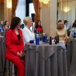 La mujer de Pedro Sánchez, la reina Letizia o la esposa de Emmanuel Macron, entre otras, durante la cata