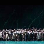 El coro de "Nabucco", en el Teatro Real, bisó el aria "Va pensiero" tras cinco minutos de ovaciones