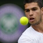 Carlos Alcaraz, durante su partido contra Jannik Sinner en Wimledon.