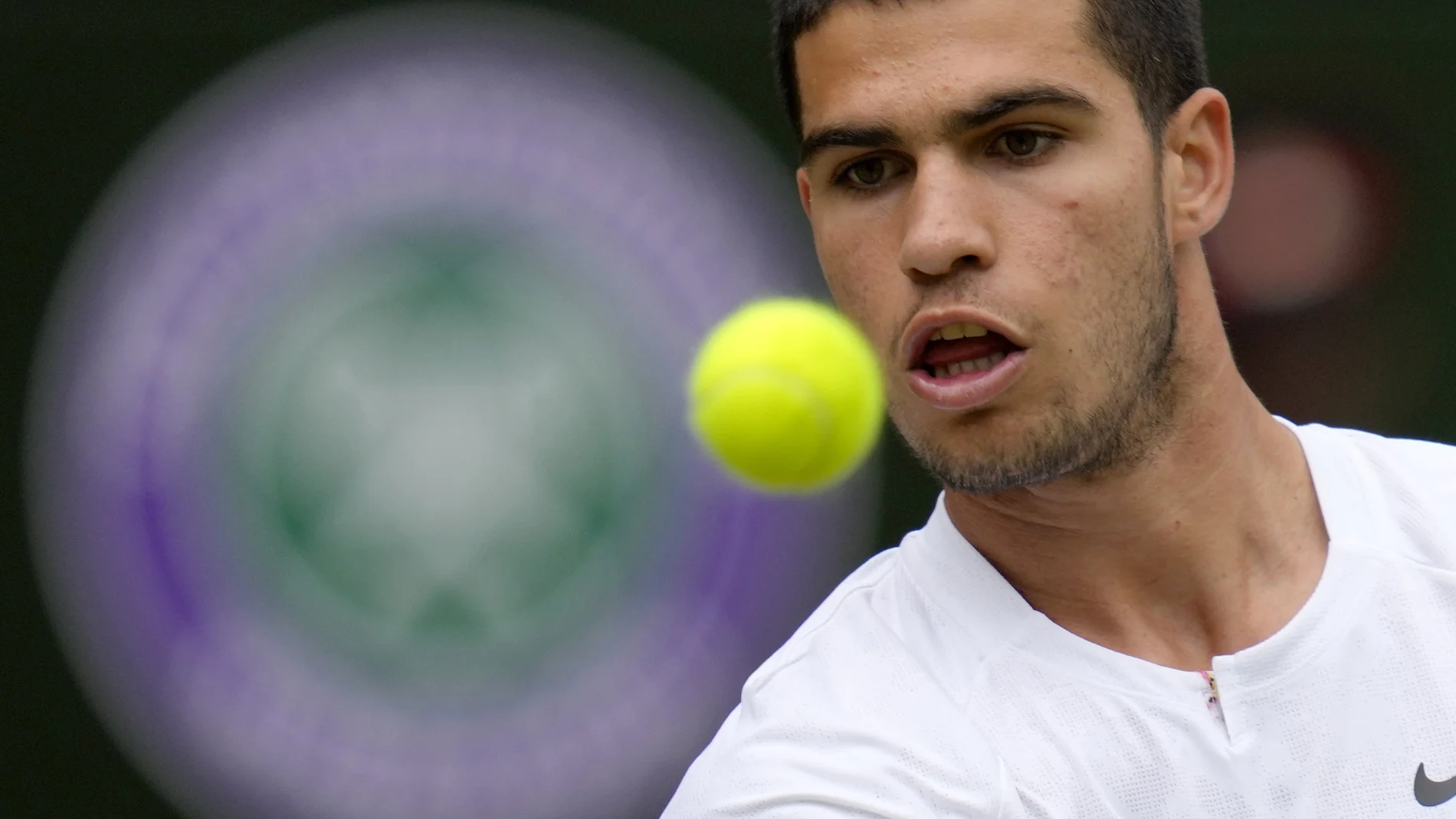 Carlos Alcaraz, durante su partido contra Jannik Sinner en Wimledon.